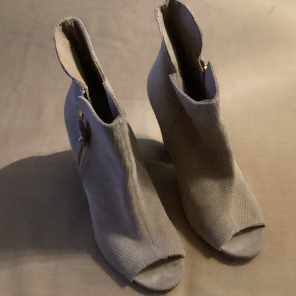 EUC Guess Taupe Peep-Toe Heeled Boots